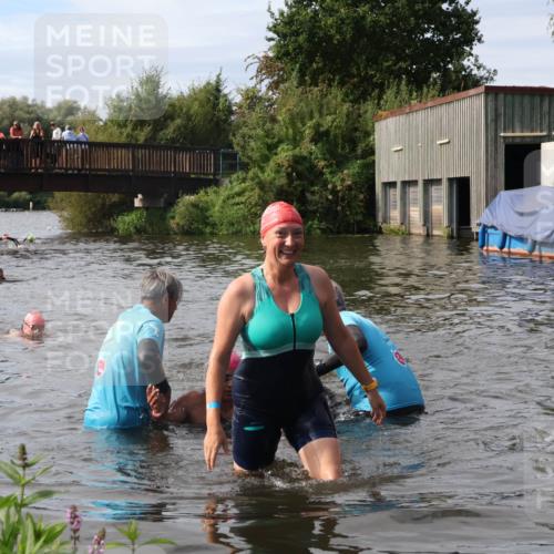 31.08.2025 - Elbe Triathlon Hamburg Luisa Fischer http://msf.ph/oto/8686644 31.08.2025 10:47:37 Schwimmen 1453, 1588, 1601 meine-sportfotos.de