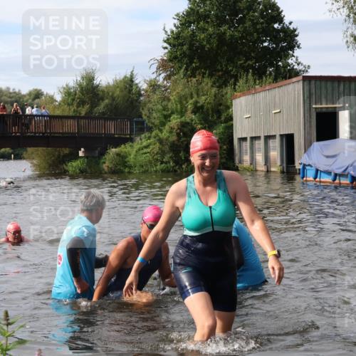 31.08.2025 - Elbe Triathlon Hamburg Luisa Fischer http://msf.ph/oto/8686648 31.08.2025 10:47:37 Schwimmen 1453, 1588, 1601 meine-sportfotos.de