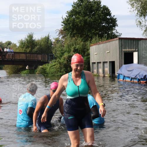 31.08.2025 - Elbe Triathlon Hamburg Luisa Fischer http://msf.ph/oto/8686649 31.08.2025 10:47:38 Schwimmen 1453, 1588, 1601 meine-sportfotos.de