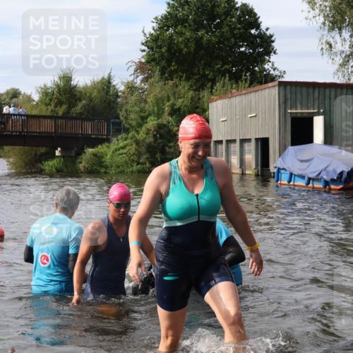 31.08.2025 - Elbe Triathlon Hamburg Luisa Fischer http://msf.ph/oto/8686651 31.08.2025 10:47:38 Schwimmen 1453, 1588, 1601 meine-sportfotos.de