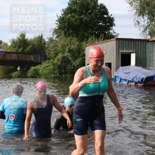 31.08.2025 - Elbe Triathlon Hamburg Luisa Fischer http://msf.ph/oto/8686652 31.08.2025 10:47:38 Schwimmen 1453, 1588, 1601 meine-sportfotos.de