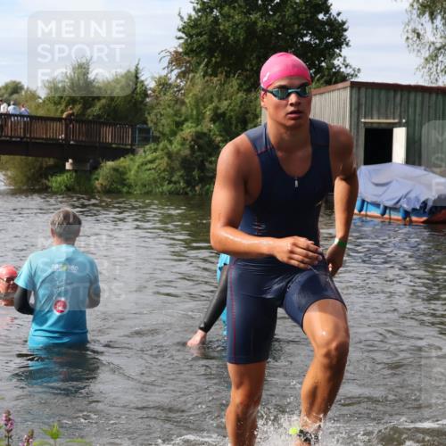 31.08.2025 - Elbe Triathlon Hamburg Luisa Fischer http://msf.ph/oto/8686662 31.08.2025 10:47:41 Schwimmen 1453, 1588, 1601 meine-sportfotos.de