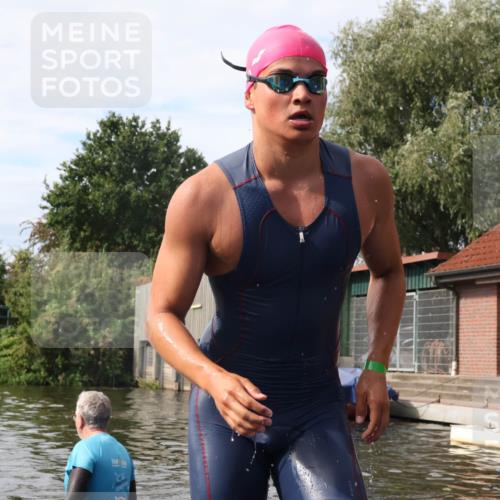 31.08.2025 - Elbe Triathlon Hamburg Luisa Fischer http://msf.ph/oto/8686665 31.08.2025 10:47:42 Schwimmen 1453, 1588, 1601 meine-sportfotos.de