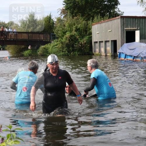 31.08.2025 - Elbe Triathlon Hamburg Luisa Fischer http://msf.ph/oto/8686691 31.08.2025 10:48:09 Schwimmen 1464, 1523, 1615 meine-sportfotos.de