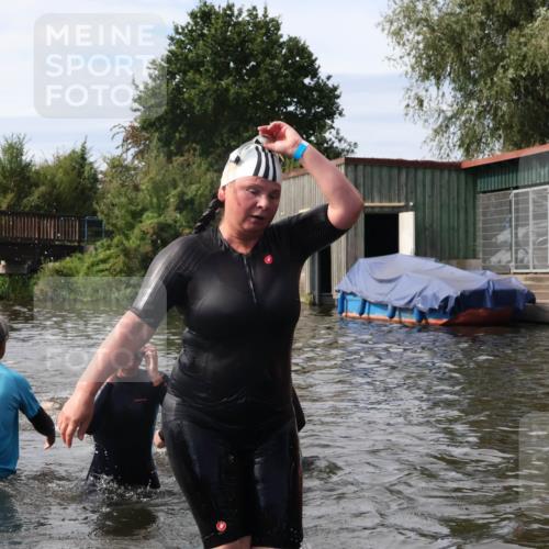 31.08.2025 - Elbe Triathlon Hamburg Luisa Fischer http://msf.ph/oto/8686703 31.08.2025 10:48:11 Schwimmen 1464, 1523, 1615 meine-sportfotos.de