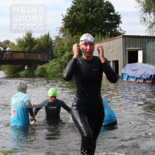 31.08.2025 - Elbe Triathlon Hamburg Luisa Fischer http://msf.ph/oto/8686712 31.08.2025 10:48:14 Schwimmen 1464, 1523, 1575, 1615 meine-sportfotos.de
