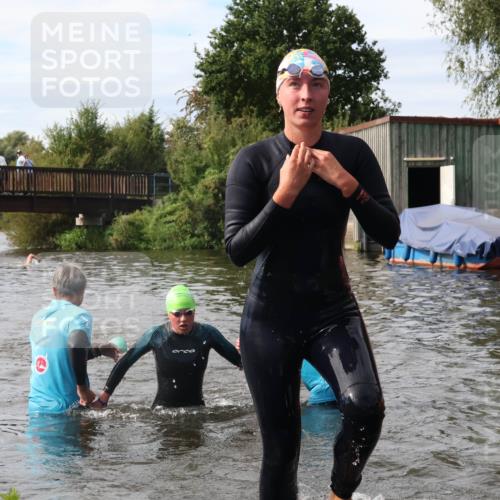31.08.2025 - Elbe Triathlon Hamburg Luisa Fischer http://msf.ph/oto/8686715 31.08.2025 10:48:14 Schwimmen 1464, 1523, 1575, 1615 meine-sportfotos.de
