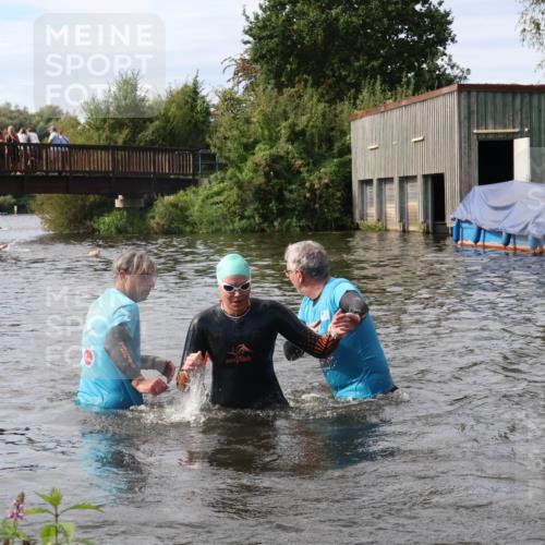31.08.2025 - Elbe Triathlon Hamburg Luisa Fischer http://msf.ph/oto/8686723 31.08.2025 10:48:19 Schwimmen 1523, 1575, 1615 meine-sportfotos.de