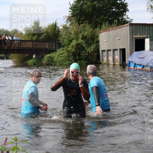 31.08.2025 - Elbe Triathlon Hamburg Luisa Fischer http://msf.ph/oto/8686725 31.08.2025 10:48:19 Schwimmen 1523, 1575, 1615 meine-sportfotos.de