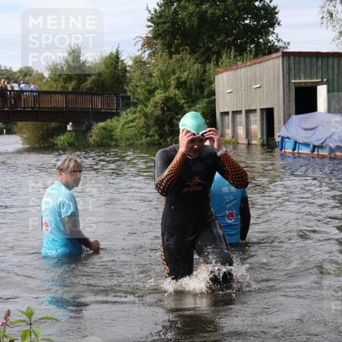 31.08.2025 - Elbe Triathlon Hamburg Luisa Fischer http://msf.ph/oto/8686730 31.08.2025 10:48:20 Schwimmen 1523, 1575, 1615 meine-sportfotos.de