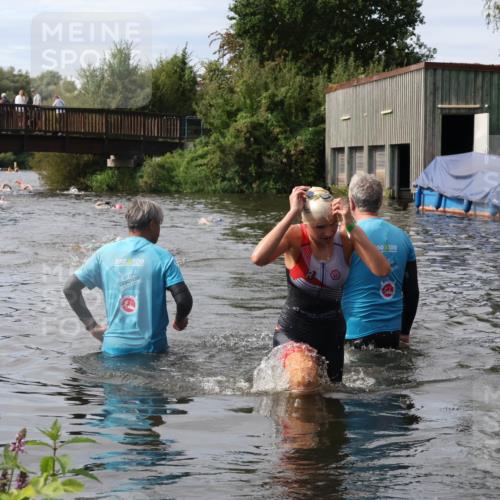 31.08.2025 - Elbe Triathlon Hamburg Luisa Fischer http://msf.ph/oto/8686776 31.08.2025 10:49:37 Schwimmen 1612 meine-sportfotos.de