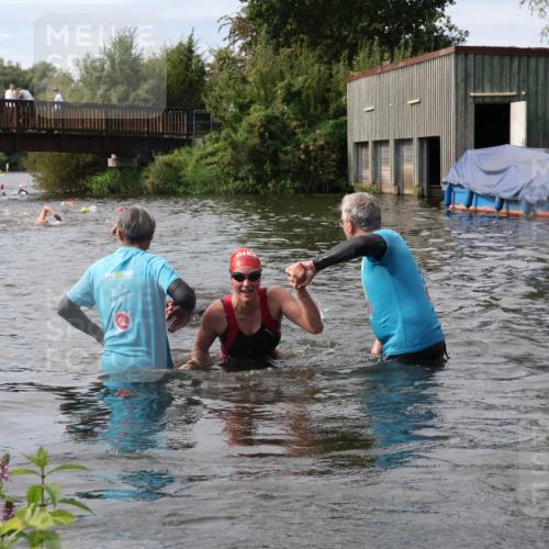 31.08.2025 - Elbe Triathlon Hamburg Luisa Fischer http://msf.ph/oto/8686841 31.08.2025 10:50:15 Schwimmen 1512, 1529, 1610 meine-sportfotos.de