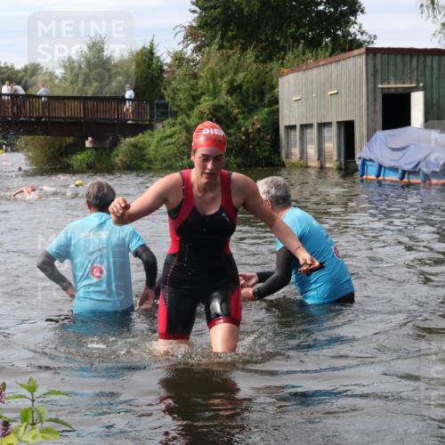 31.08.2025 - Elbe Triathlon Hamburg Luisa Fischer http://msf.ph/oto/8686855 31.08.2025 10:50:18 Schwimmen 1512, 1529 meine-sportfotos.de