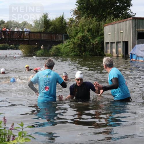 31.08.2025 - Elbe Triathlon Hamburg Luisa Fischer http://msf.ph/oto/8686870 31.08.2025 10:50:34 Schwimmen 1576, 1584, 1609 meine-sportfotos.de
