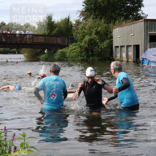 31.08.2025 - Elbe Triathlon Hamburg Luisa Fischer http://msf.ph/oto/8686872 31.08.2025 10:50:34 Schwimmen 1576, 1584, 1609 meine-sportfotos.de