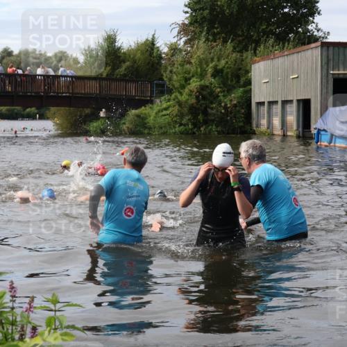 31.08.2025 - Elbe Triathlon Hamburg Luisa Fischer http://msf.ph/oto/8686873 31.08.2025 10:50:35 Schwimmen 1576, 1584, 1609 meine-sportfotos.de