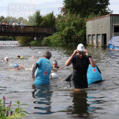 31.08.2025 - Elbe Triathlon Hamburg Luisa Fischer http://msf.ph/oto/8686877 31.08.2025 10:50:35 Schwimmen 1576, 1584, 1609 meine-sportfotos.de