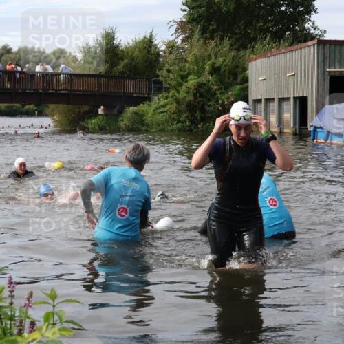 31.08.2025 - Elbe Triathlon Hamburg Luisa Fischer http://msf.ph/oto/8686878 31.08.2025 10:50:36 Schwimmen 1576, 1584, 1609 meine-sportfotos.de