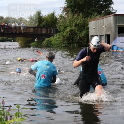 31.08.2025 - Elbe Triathlon Hamburg Luisa Fischer http://msf.ph/oto/8686880 31.08.2025 10:50:36 Schwimmen 1576, 1584, 1609 meine-sportfotos.de