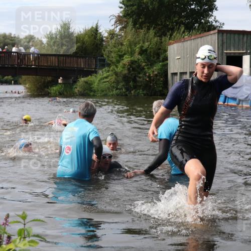 31.08.2025 - Elbe Triathlon Hamburg Luisa Fischer http://msf.ph/oto/8686883 31.08.2025 10:50:37 Schwimmen 1549, 1576, 1584, 1609 meine-sportfotos.de