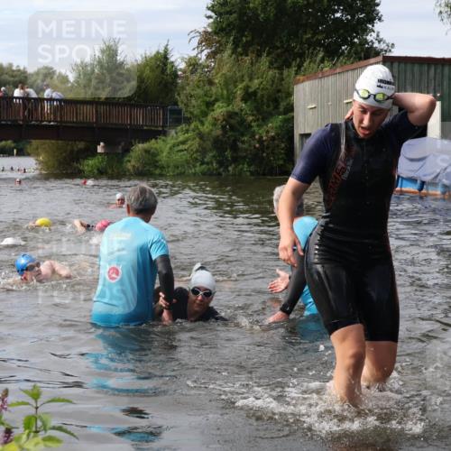 31.08.2025 - Elbe Triathlon Hamburg Luisa Fischer http://msf.ph/oto/8686885 31.08.2025 10:50:37 Schwimmen 1549, 1576, 1584, 1609 meine-sportfotos.de