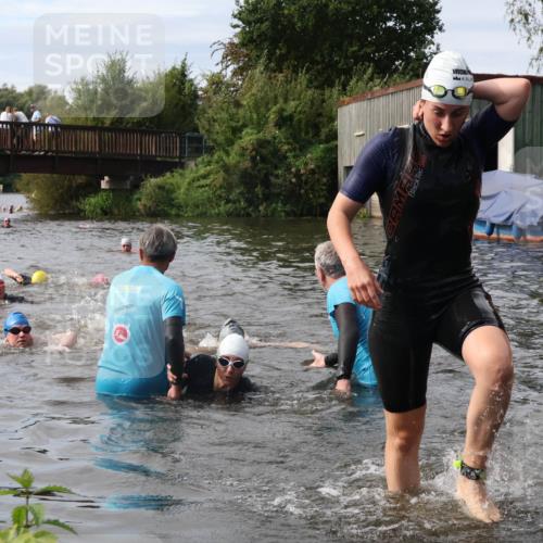 31.08.2025 - Elbe Triathlon Hamburg Luisa Fischer http://msf.ph/oto/8686887 31.08.2025 10:50:37 Schwimmen 1549, 1576, 1584, 1609 meine-sportfotos.de