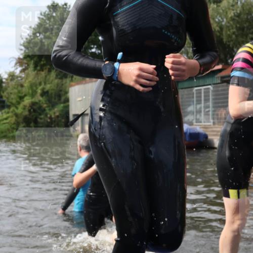 31.08.2025 - Elbe Triathlon Hamburg Luisa Fischer http://msf.ph/oto/8686927 31.08.2025 10:50:53 Schwimmen 1510, 1530, 1534, 1572, 1613 meine-sportfotos.de