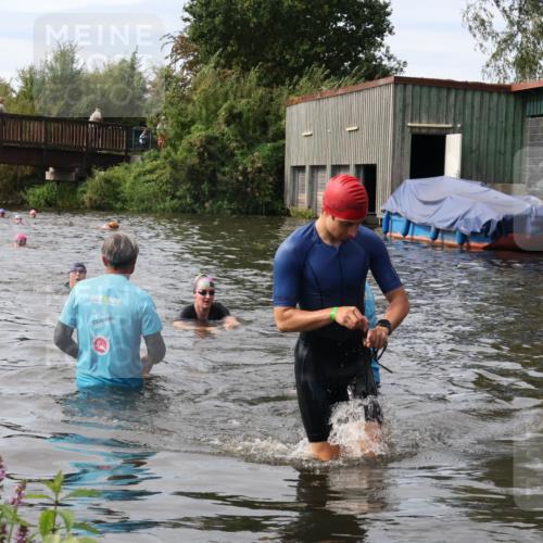 31.08.2025 - Elbe Triathlon Hamburg Luisa Fischer http://msf.ph/oto/8686949 31.08.2025 10:51:22 Schwimmen 1556, 1592 meine-sportfotos.de