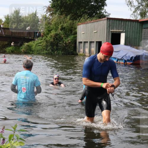 31.08.2025 - Elbe Triathlon Hamburg Luisa Fischer http://msf.ph/oto/8686951 31.08.2025 10:51:22 Schwimmen 1556, 1592 meine-sportfotos.de