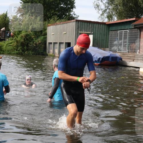 31.08.2025 - Elbe Triathlon Hamburg Luisa Fischer http://msf.ph/oto/8686952 31.08.2025 10:51:22 Schwimmen 1556, 1592 meine-sportfotos.de