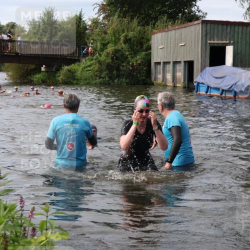 31.08.2025 - Elbe Triathlon Hamburg Luisa Fischer http://msf.ph/oto/8686961 31.08.2025 10:51:28 Schwimmen 1531, 1556, 1592 meine-sportfotos.de