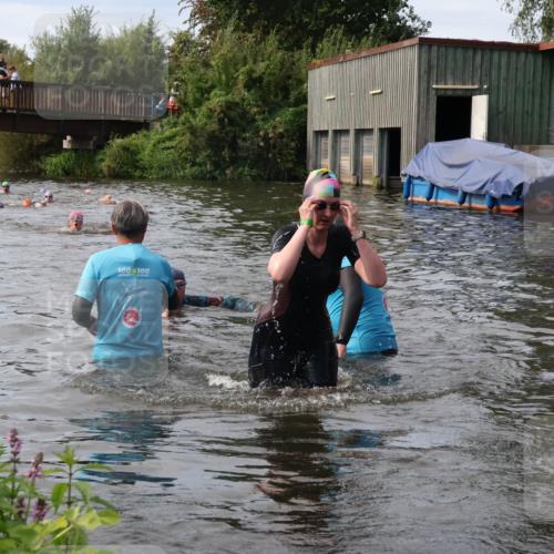 31.08.2025 - Elbe Triathlon Hamburg Luisa Fischer http://msf.ph/oto/8686962 31.08.2025 10:51:28 Schwimmen 1531, 1556, 1592 meine-sportfotos.de