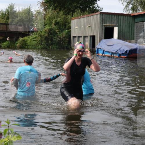 31.08.2025 - Elbe Triathlon Hamburg Luisa Fischer http://msf.ph/oto/8686965 31.08.2025 10:51:28 Schwimmen 1531, 1556, 1592 meine-sportfotos.de