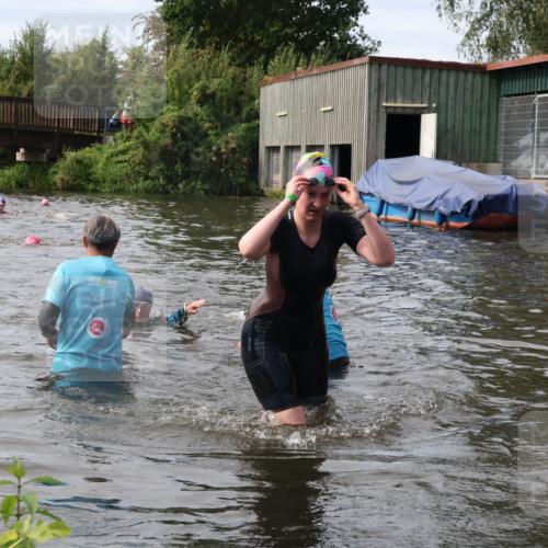 31.08.2025 - Elbe Triathlon Hamburg Luisa Fischer http://msf.ph/oto/8686966 31.08.2025 10:51:29 Schwimmen 1531, 1556 meine-sportfotos.de