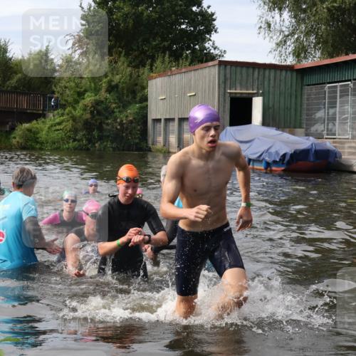 31.08.2025 - Elbe Triathlon Hamburg Luisa Fischer http://msf.ph/oto/8687019 31.08.2025 10:51:57 Schwimmen 1536, 1552, 1561, 1562, 1571, 1595, 1597 meine-sportfotos.de