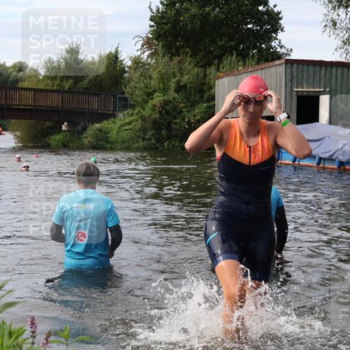 31.08.2025 - Elbe Triathlon Hamburg Luisa Fischer http://msf.ph/oto/8687094 31.08.2025 10:52:43 Schwimmen 1587 meine-sportfotos.de