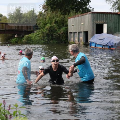31.08.2025 - Elbe Triathlon Hamburg Luisa Fischer http://msf.ph/oto/8687111 31.08.2025 10:53:09 Schwimmen 1573, 1577 meine-sportfotos.de