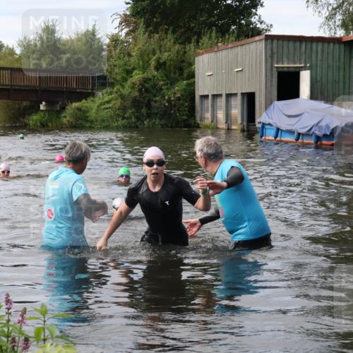 31.08.2025 - Elbe Triathlon Hamburg Luisa Fischer http://msf.ph/oto/8687112 31.08.2025 10:53:09 Schwimmen 1573, 1577 meine-sportfotos.de