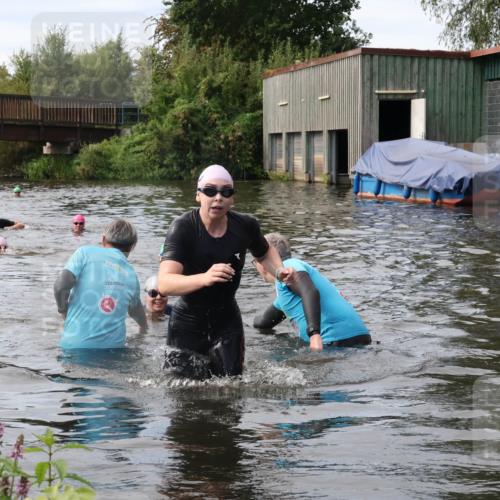 31.08.2025 - Elbe Triathlon Hamburg Luisa Fischer http://msf.ph/oto/8687118 31.08.2025 10:53:10 Schwimmen 1573, 1577 meine-sportfotos.de