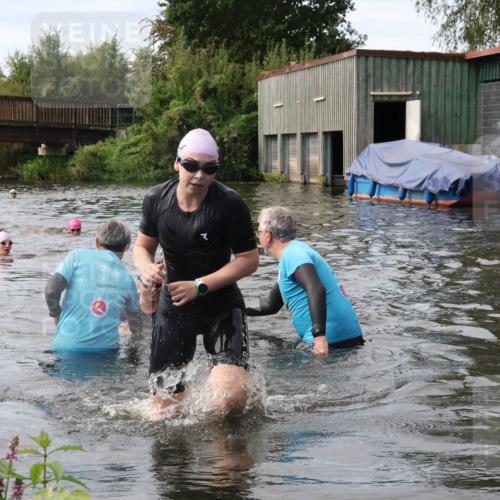 31.08.2025 - Elbe Triathlon Hamburg Luisa Fischer http://msf.ph/oto/8687121 31.08.2025 10:53:11 Schwimmen 1573, 1577 meine-sportfotos.de