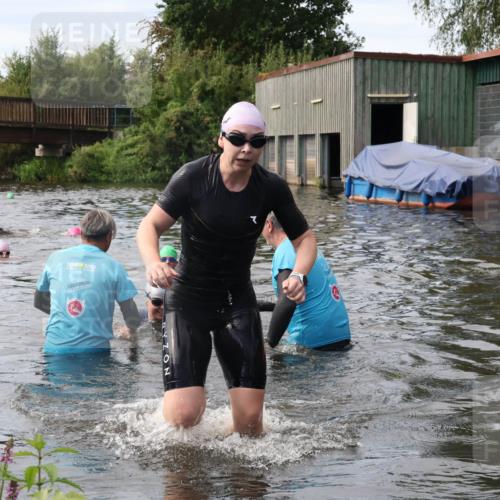 31.08.2025 - Elbe Triathlon Hamburg Luisa Fischer http://msf.ph/oto/8687122 31.08.2025 10:53:11 Schwimmen 1573, 1577 meine-sportfotos.de