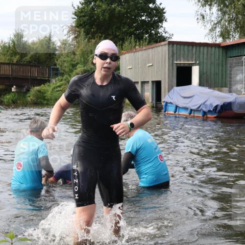 31.08.2025 - Elbe Triathlon Hamburg Luisa Fischer http://msf.ph/oto/8687124 31.08.2025 10:53:12 Schwimmen 1573, 1577 meine-sportfotos.de
