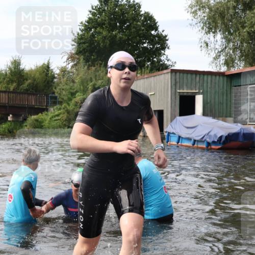 31.08.2025 - Elbe Triathlon Hamburg Luisa Fischer http://msf.ph/oto/8687126 31.08.2025 10:53:12 Schwimmen 1573, 1577 meine-sportfotos.de