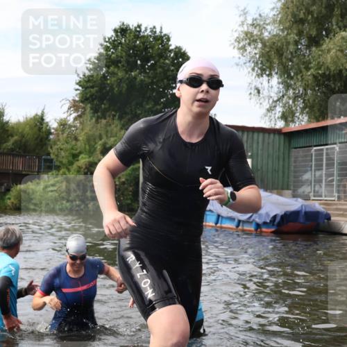 31.08.2025 - Elbe Triathlon Hamburg Luisa Fischer http://msf.ph/oto/8687128 31.08.2025 10:53:12 Schwimmen 1573, 1577 meine-sportfotos.de