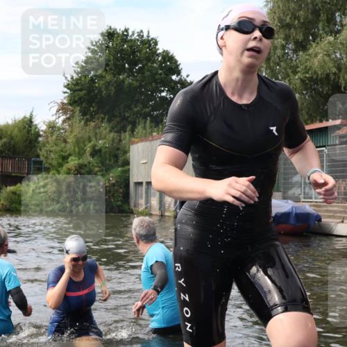 31.08.2025 - Elbe Triathlon Hamburg Luisa Fischer http://msf.ph/oto/8687130 31.08.2025 10:53:13 Schwimmen 1573, 1577 meine-sportfotos.de