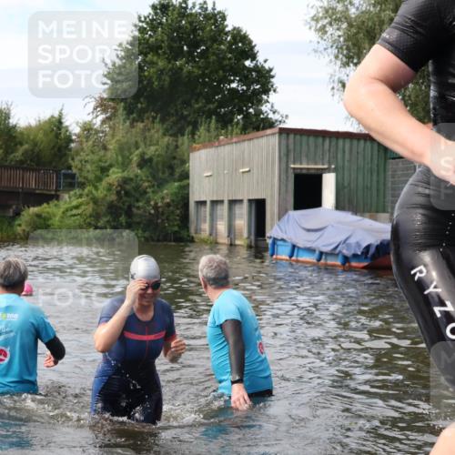 31.08.2025 - Elbe Triathlon Hamburg Luisa Fischer http://msf.ph/oto/8687131 31.08.2025 10:53:13 Schwimmen 1573, 1577 meine-sportfotos.de