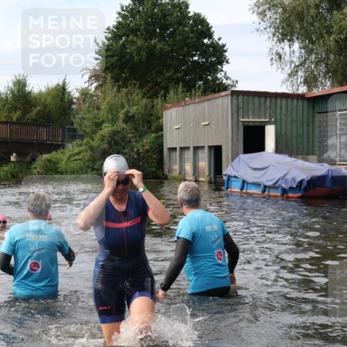 31.08.2025 - Elbe Triathlon Hamburg Luisa Fischer http://msf.ph/oto/8687134 31.08.2025 10:53:14 Schwimmen 1573, 1577 meine-sportfotos.de