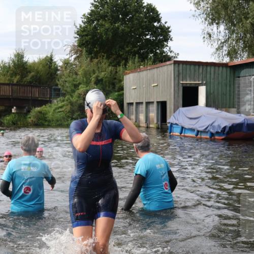 31.08.2025 - Elbe Triathlon Hamburg Luisa Fischer http://msf.ph/oto/8687136 31.08.2025 10:53:14 Schwimmen 1573, 1577 meine-sportfotos.de