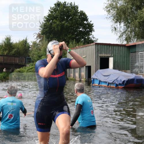 31.08.2025 - Elbe Triathlon Hamburg Luisa Fischer http://msf.ph/oto/8687139 31.08.2025 10:53:15 Schwimmen 1573, 1577, 1605 meine-sportfotos.de