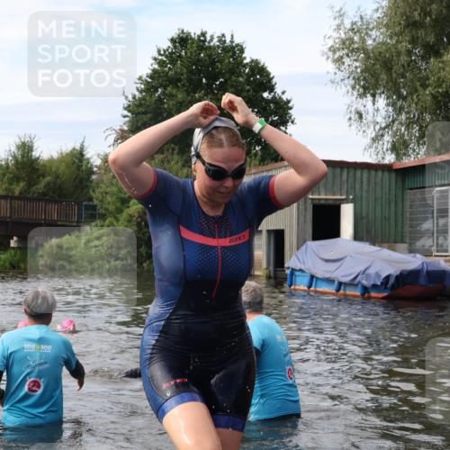 31.08.2025 - Elbe Triathlon Hamburg Luisa Fischer http://msf.ph/oto/8687140 31.08.2025 10:53:15 Schwimmen 1573, 1577, 1605 meine-sportfotos.de